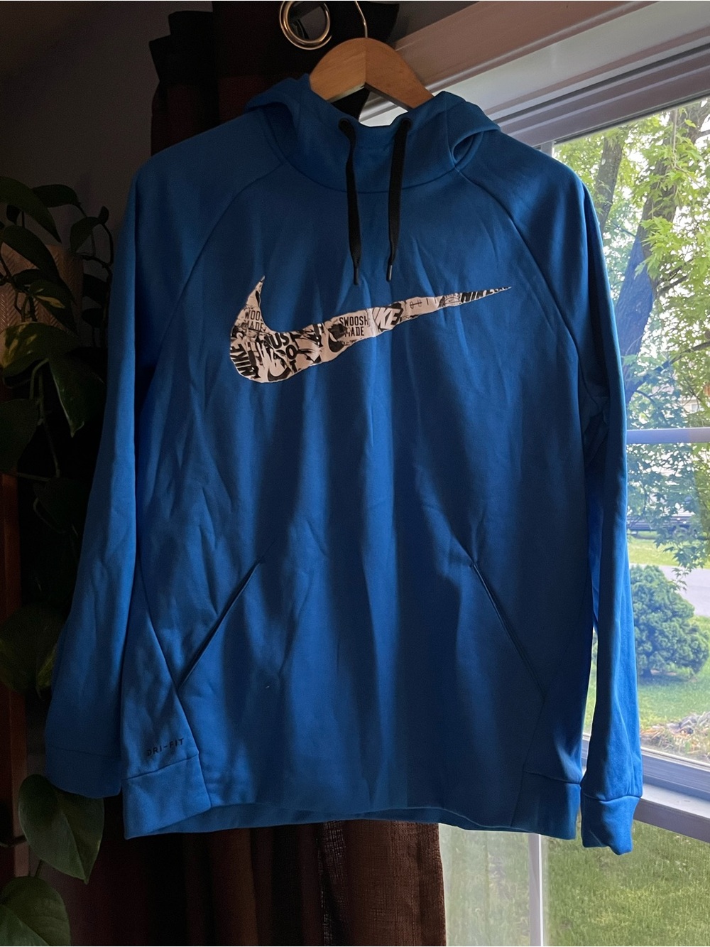 Nike Men’s Blue Pullover Hoodie with Graphic Swoosh